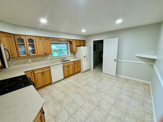 Building Photo - Newly Painted 4BR/2BA house in Pembroke Me...