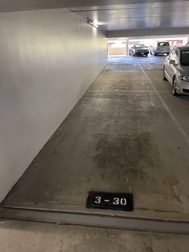 Building Photo - Waikiki, Pet Friendly. Central AC