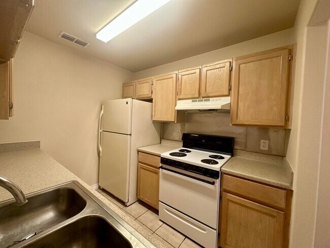 Building Photo - 9802 Cantera Ct