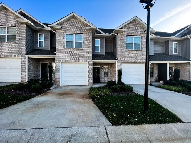 Building Photo - Cozy 3 bedroom, 2 1/2 bathroom townhome in...