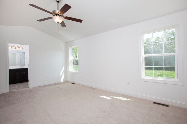 Building Photo - Three Bedroom Luxury Townhome!
