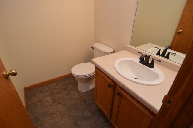 Building Photo - 2 Bed + Den, 2.5 Bathroom Townhouse for Rent