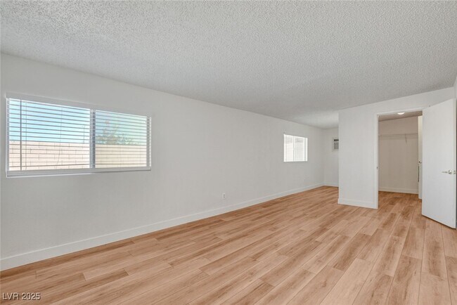 Building Photo - 904 Ambusher St
