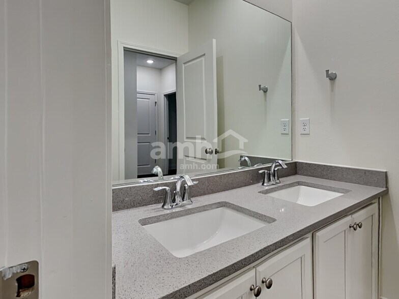 Building Photo - 558 Onate Cir