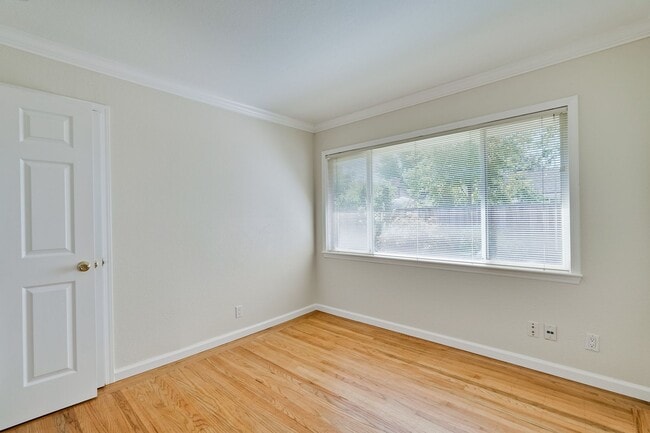 Building Photo - Charming & Refreshed Well-Maintained 4 Bed...