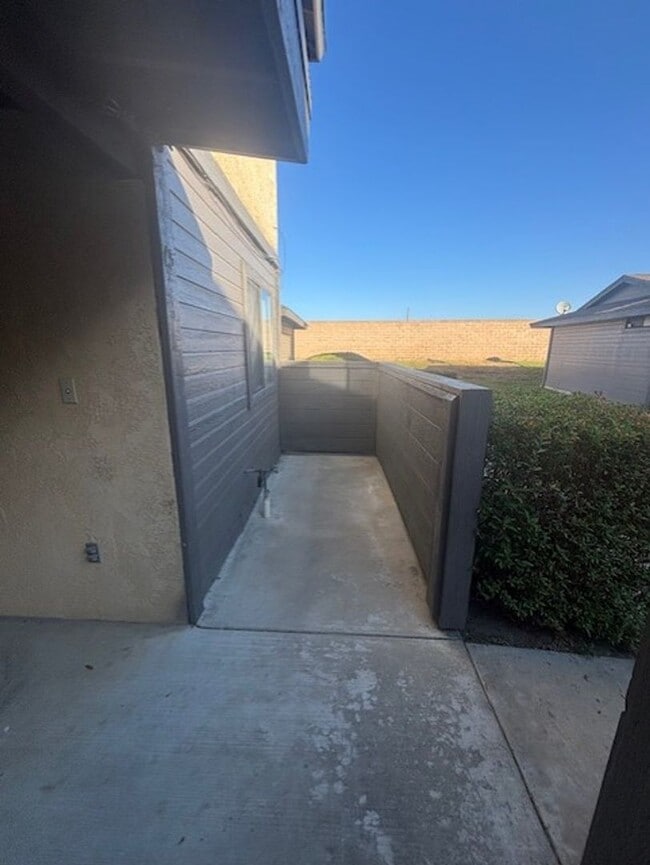 Building Photo - Newly Renovated 2 Bedroom / 1.5 Bathroom T...