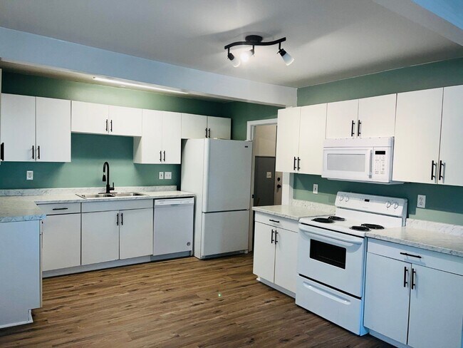 Building Photo - ***MOVE IN SPECIAL - $500 OFF 1ST MONTHS R...