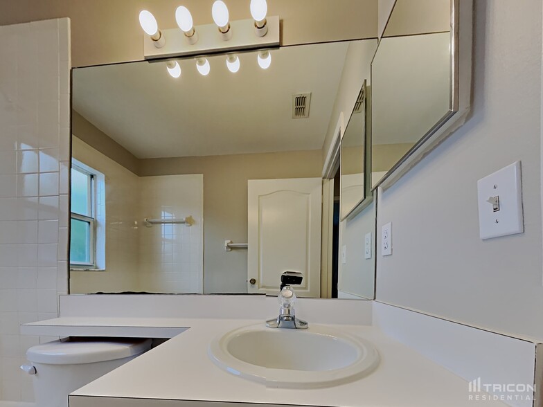 Building Photo - 605 Lakemont Dr