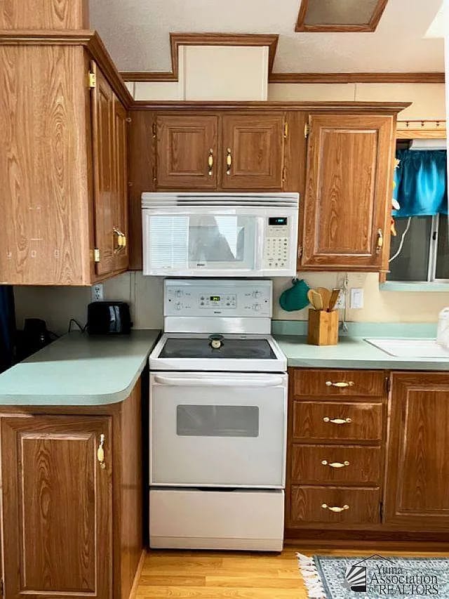 Easy to work in kitchen, plenty fo sgorage. dishes and small appliances supplied. - 11489 S Clara Anita Dr