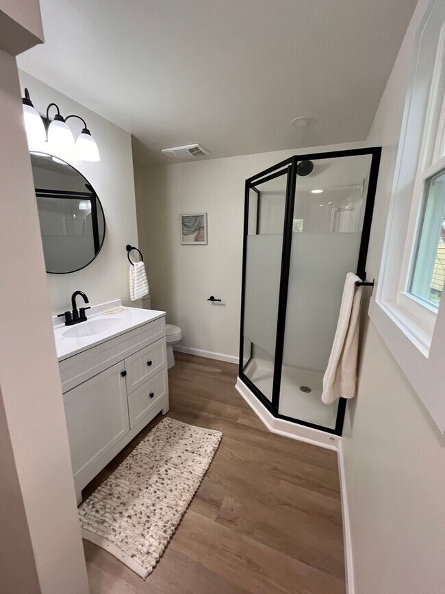 Building Photo - Beautiful new construction off Rivermont! ...