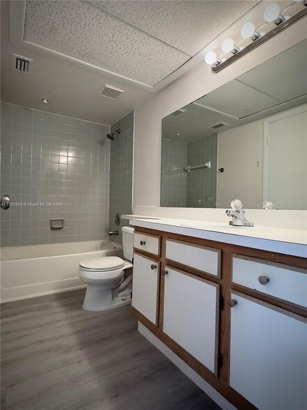 Building Photo - 2880 N Oakland Forest Dr