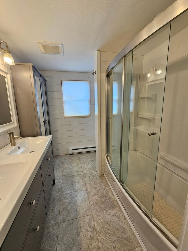 Building Photo - 4 Bedroom, 2.5 Bath House for Rent