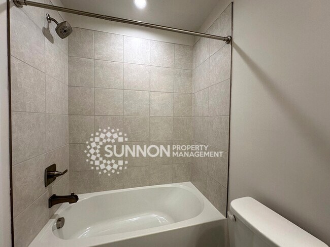 Building Photo - 3 Bedroom Townhome Located in Wendover Green