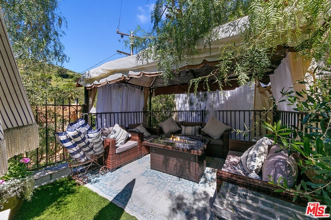 Building Photo - 2851 Seabreeze Dr