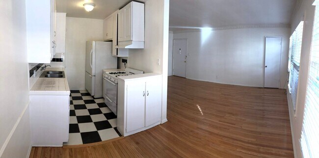Building Photo - 1 Bed + 1 Bath Second Floor Unit!