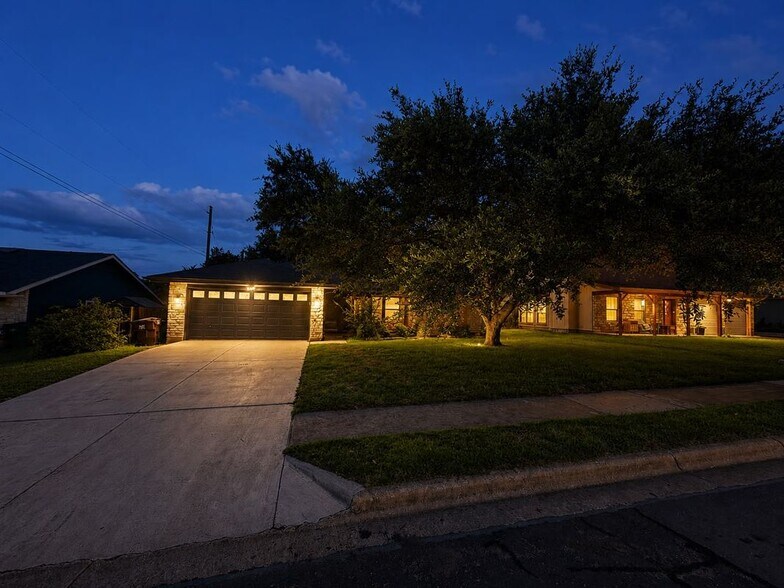Building Photo - 1704 Foxfire Dr