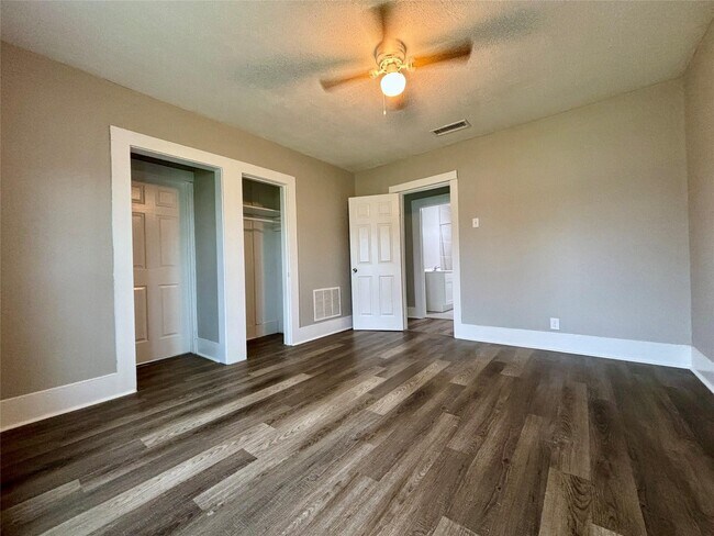 Building Photo - 9710 Casa Loma Dr