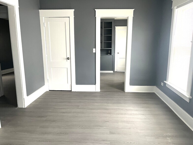 Building Photo - 548 E 7th St