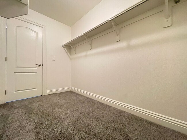 Building Photo - Beautiful 4-Bedroom Home with Den in Mountain’s Edge