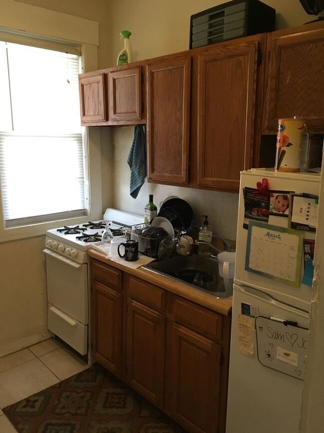 Building Photo - Bright 1BR in East Rock | Gas & Hot Water Included | Steps from Yale & Trails