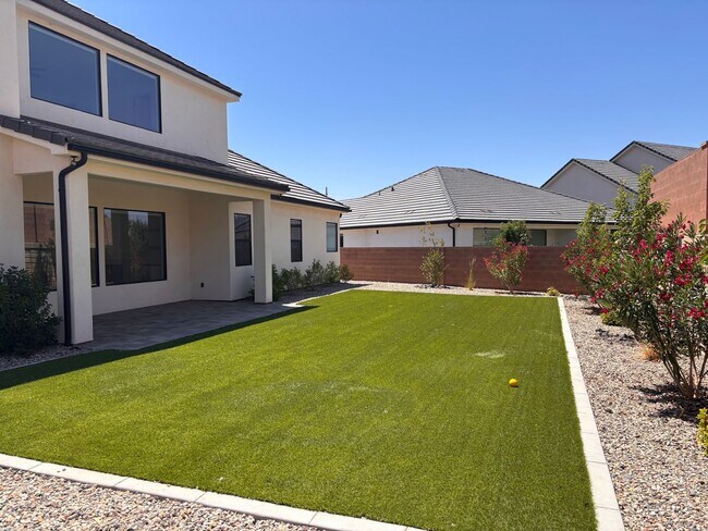 Building Photo - Beautiful 5 bed | 4 Bath | 3 Car Garage