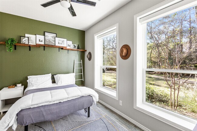 Building Photo - 25400 Pine Ridge Rd