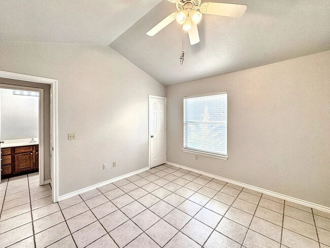 Building Photo - "Charming 1-Bedroom Haven in San Marcos – Cozy 651 sq ft Retreat on Burleson Street!"