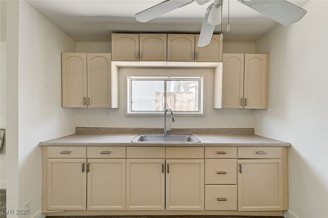Building Photo - 1405 E Bridger Ave