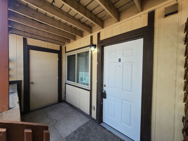 Building Photo - 2922 Straus Ln