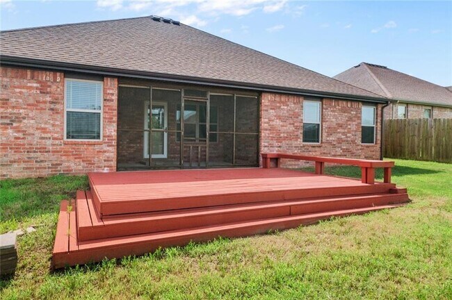 Building Photo - 904 SW Caprington St