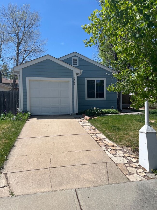 Building Photo - CUTE 2 BED/2 BATH COTTAGE WITH PRIVATE BACKYARD DECK BY GARDEN ACRES PARK