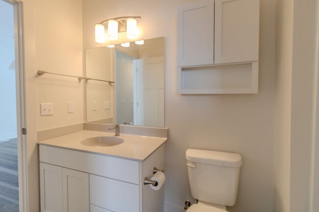 Building Photo - 1502 Simsbury St