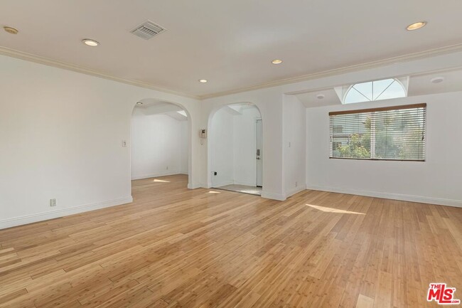 Building Photo - 5049 Hesperia Ave