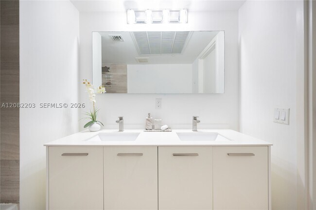 Building Photo - 1300 Brickell Bay Dr