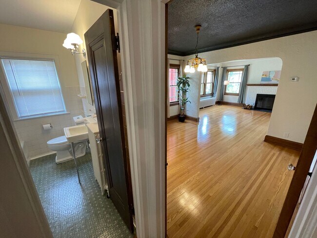 Building Photo - 3015 W 43rd St