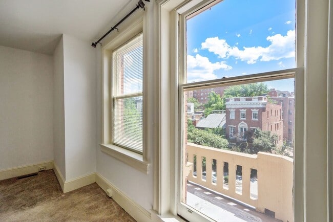 Building Photo - Professionally Managed// 3 Bedroom 2 Bathroom Condo // Kalorama/Dupont Circle// 1 Parking Spot In...