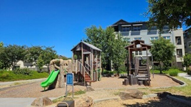 Building Photo - Upscale 2/2 Apartment in The Cannery!