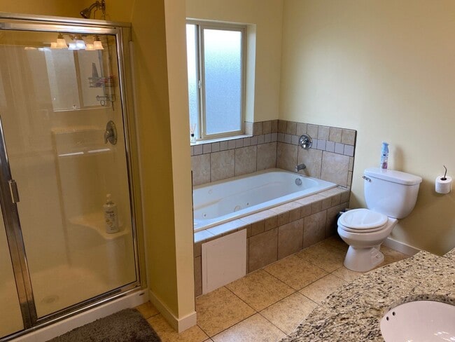 Building Photo - 5-Bedroom Home Located in Barkley Neighborhood