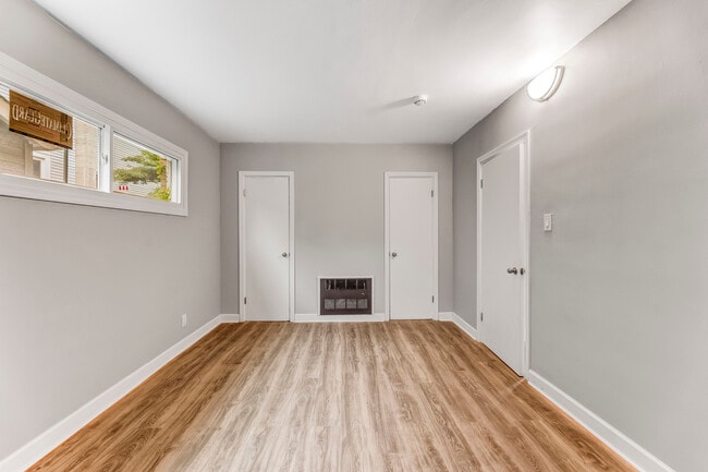 Building Photo - 405 S Maple Ave