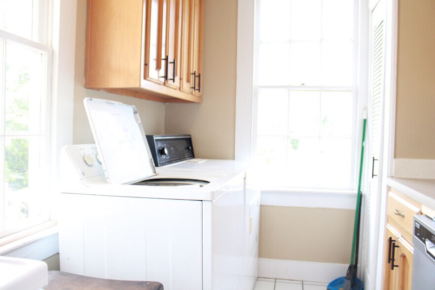 Apt C - Washer & Dryer - 1116 Main St