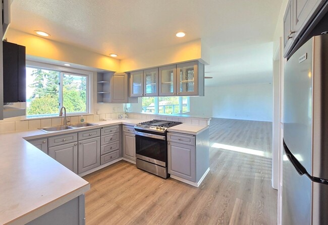 Building Photo - 2 Bedroom Home with Sound, Island and Ferr...