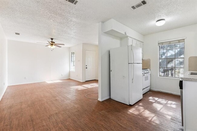 Building Photo - 5000 Weidemar Ln