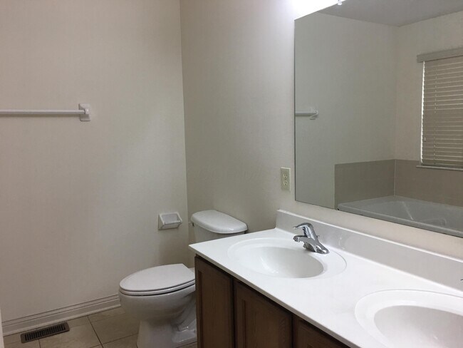Building Photo - 2715 Rinaldi Dr