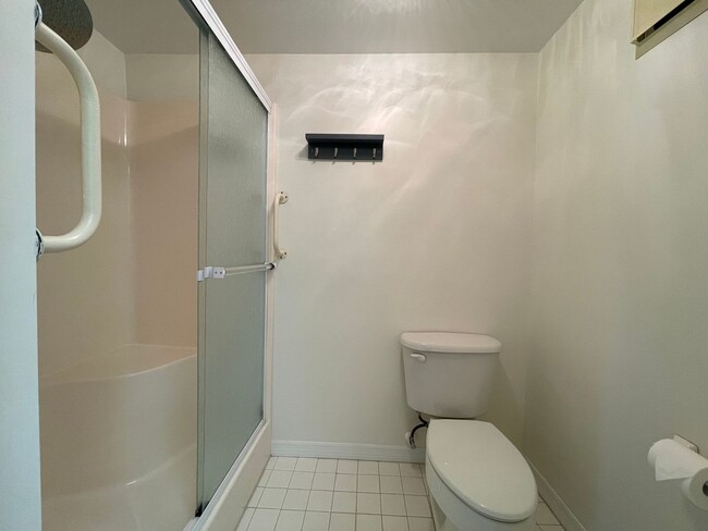 Building Photo - Unfurnished 2 BR 2 Bath Annual Rental in R...