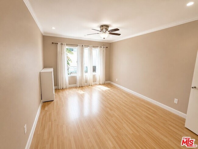 Building Photo - 5870 Green Valley Cir