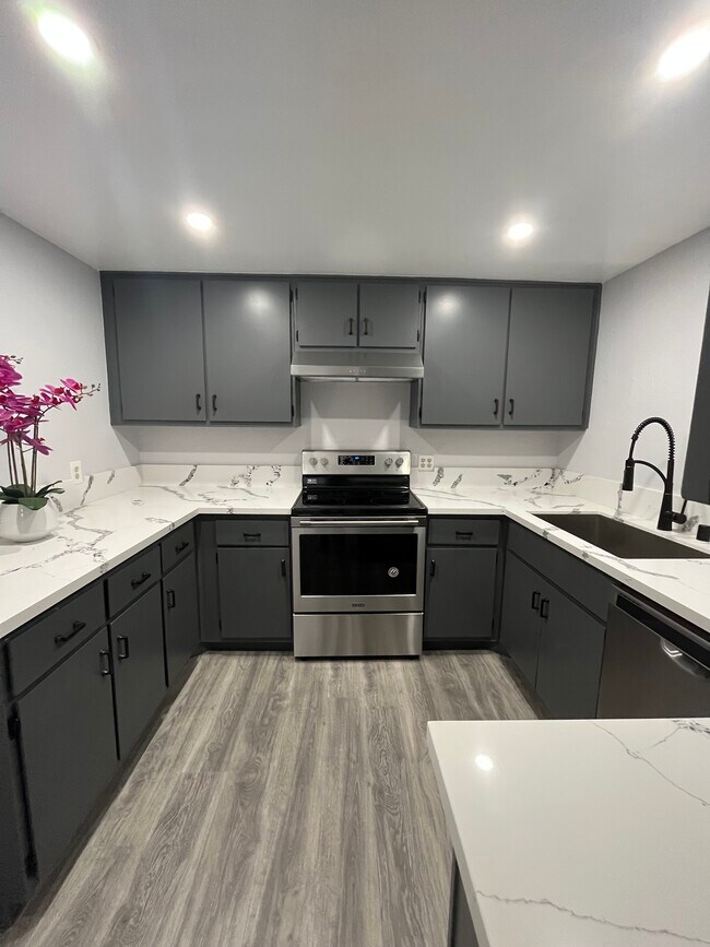 Building Photo - 1603 E Cypress St