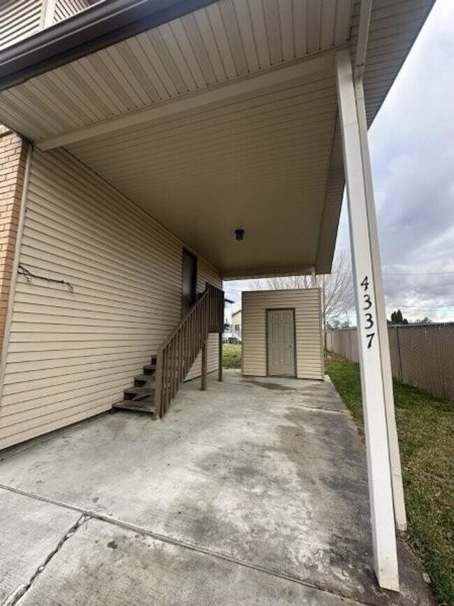 Building Photo - 700 700 W