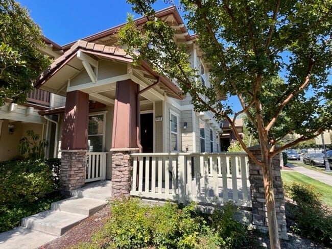 Building Photo - Beautiful 3BD/3BA, Two-Story Corner Unit C...
