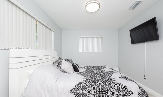 Building Photo - 810 S Rainbow Dr