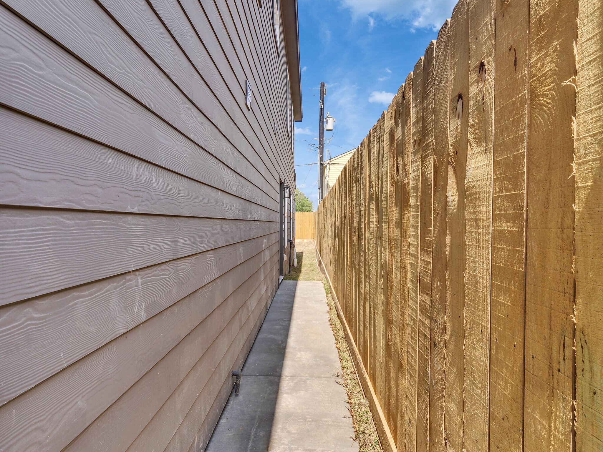 Building Photo - 8623 Homewood Ln